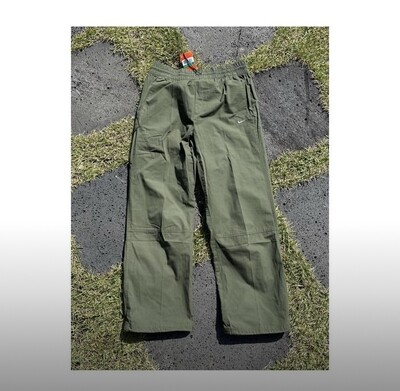 Pantalón tipo guardia sin camuflaje.