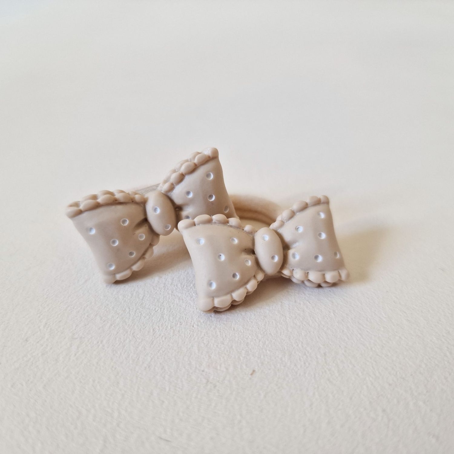 Haarelastiekjes strikje stippel beige - set a 2 stuks