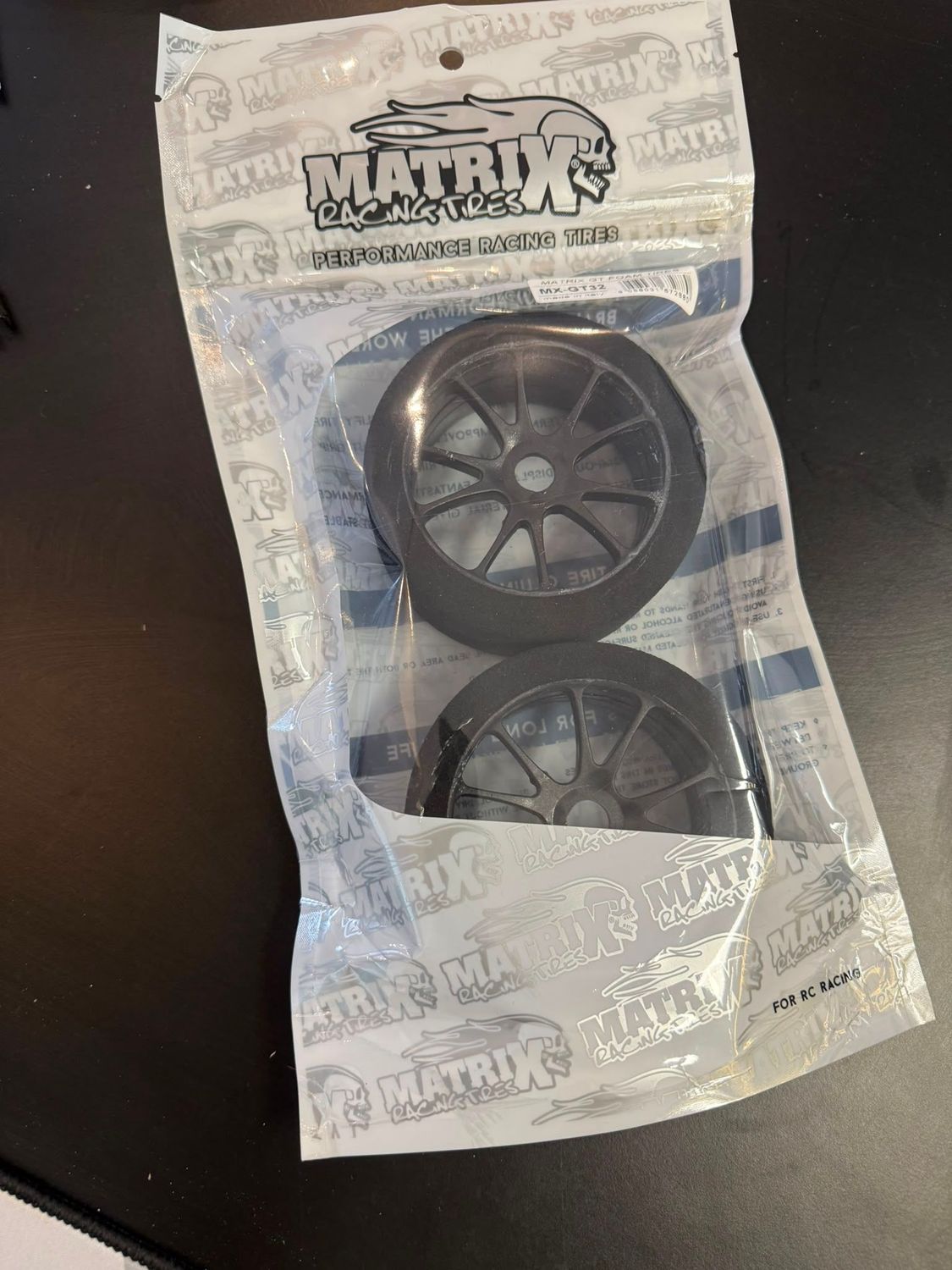 Matrix 1:8 GT Moosgummi Reifen 37 Shore Komplettrad verklebt (2 Stück) Matrix 1:8 GT Moosgummi Reifen 37 Shore Komplettrad verklebt (2 Stück)