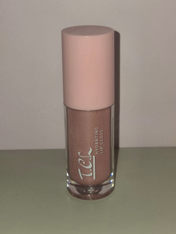 Pretty Darling Hydrating Lip Gloss
