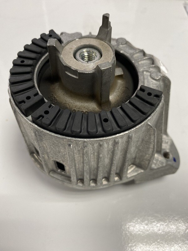 Support moteur gauche w212/207/218/204.   A204207212218