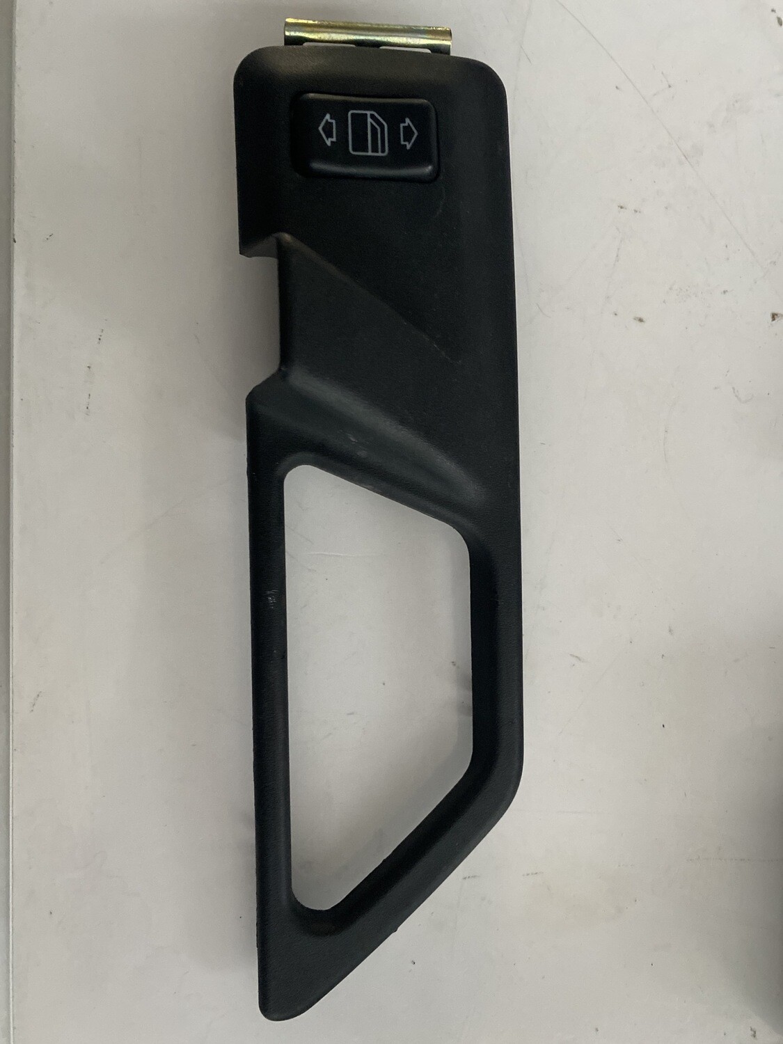 Support avec bouton vitre arrière gauche w1248209310  w124 82
