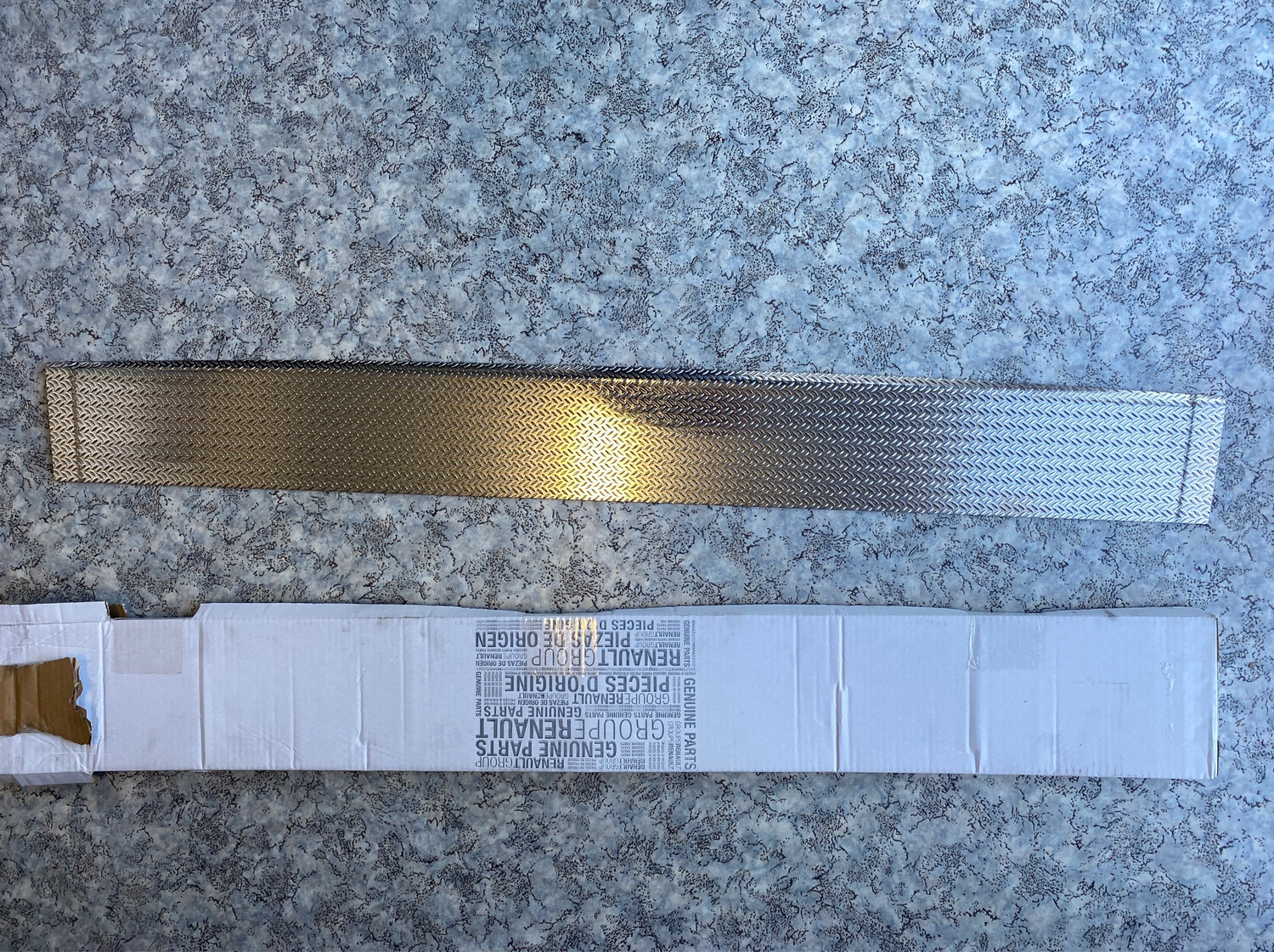 Protection pare choc arrière trafic ref 8201403684-cmb