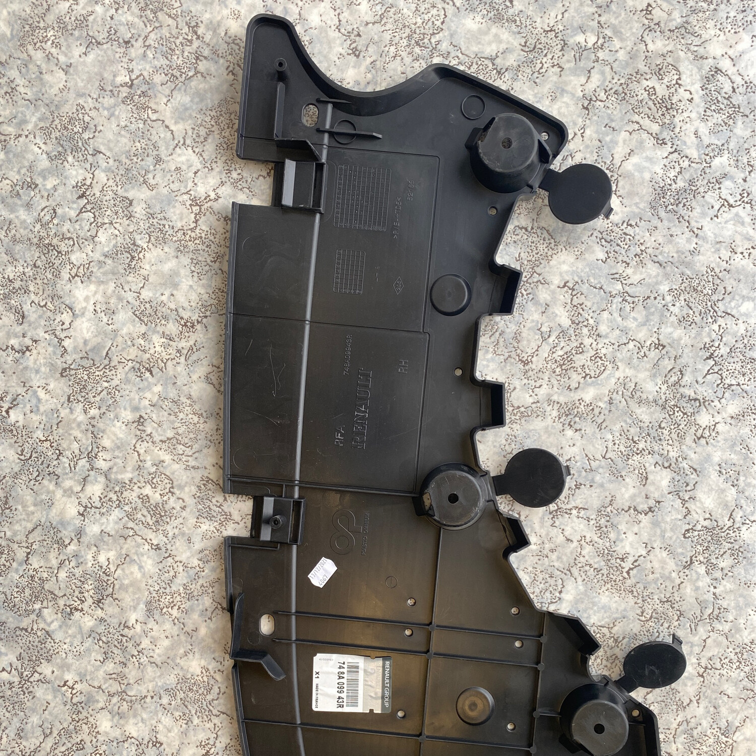 Cache sous pare choc ard scénic VI ref 748A09943R. Cmb