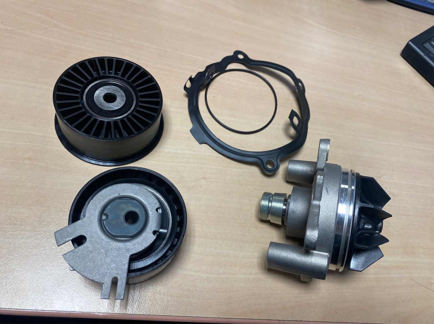 Kit pompe a eau + courroies (Opel , Renault)
