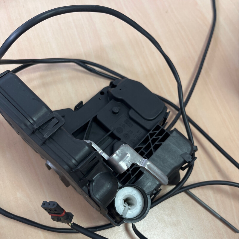 serrure de porte avant gauche A2037200135 w203 35 