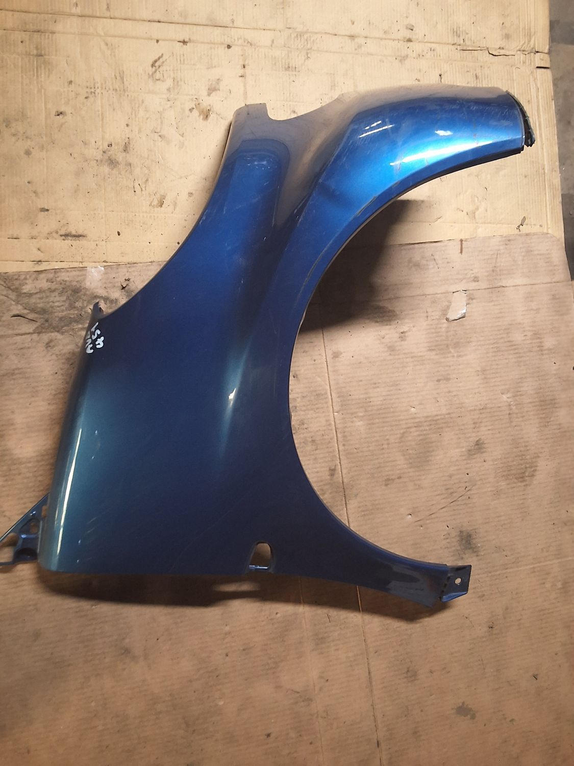 Aile avant droit W451 bleu abîmé 