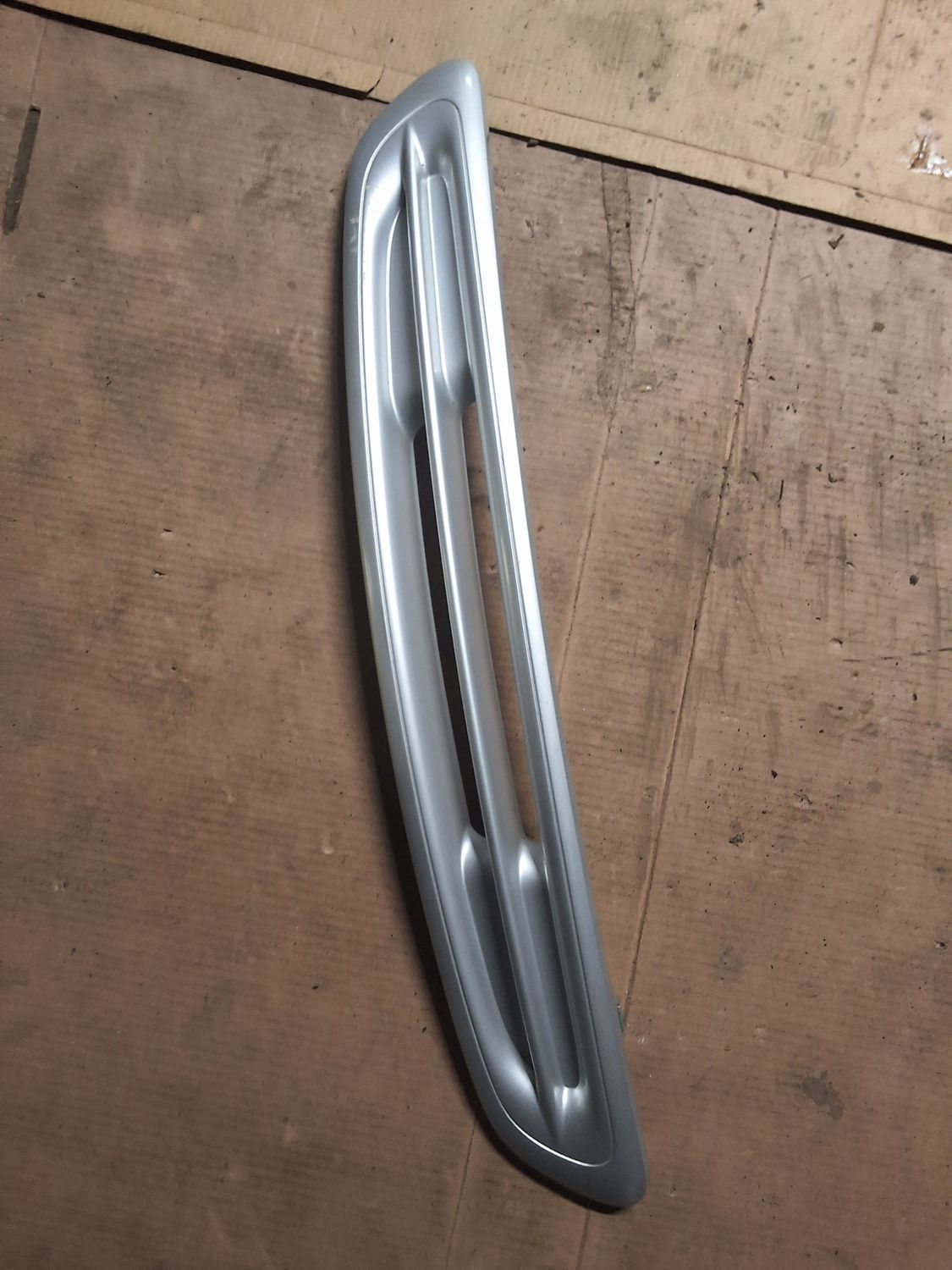 Calandre w450 gris agrafe cassé 
