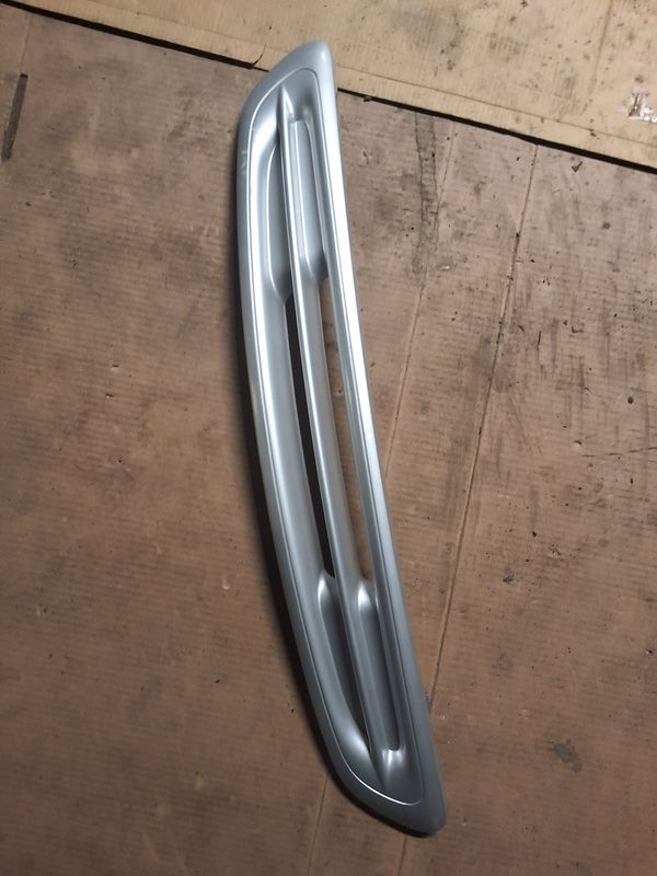 Calandre w450 gris agrafe cassé 