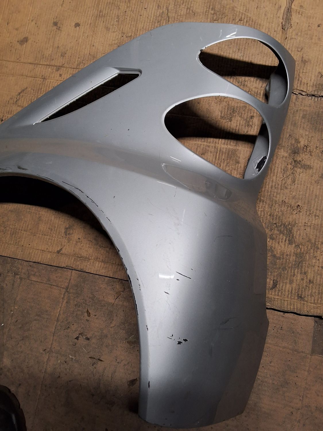Aile arrière gauche W451 gris rayures et abîmé 