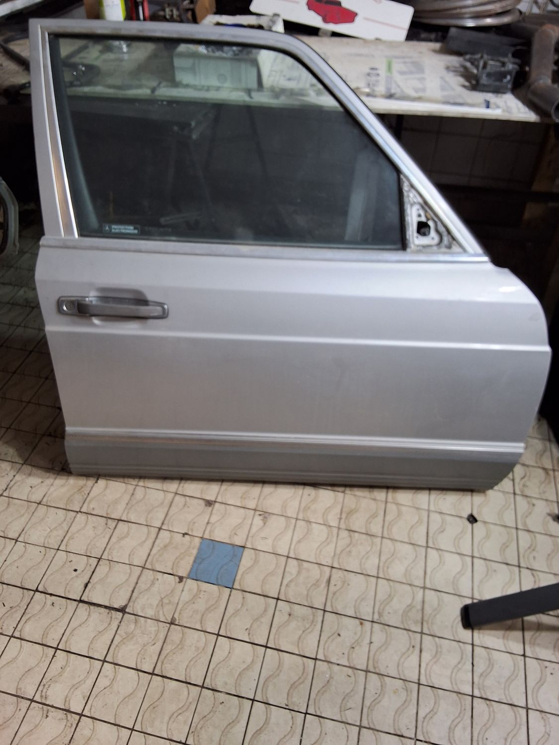 Porte avant droit w126 280se 