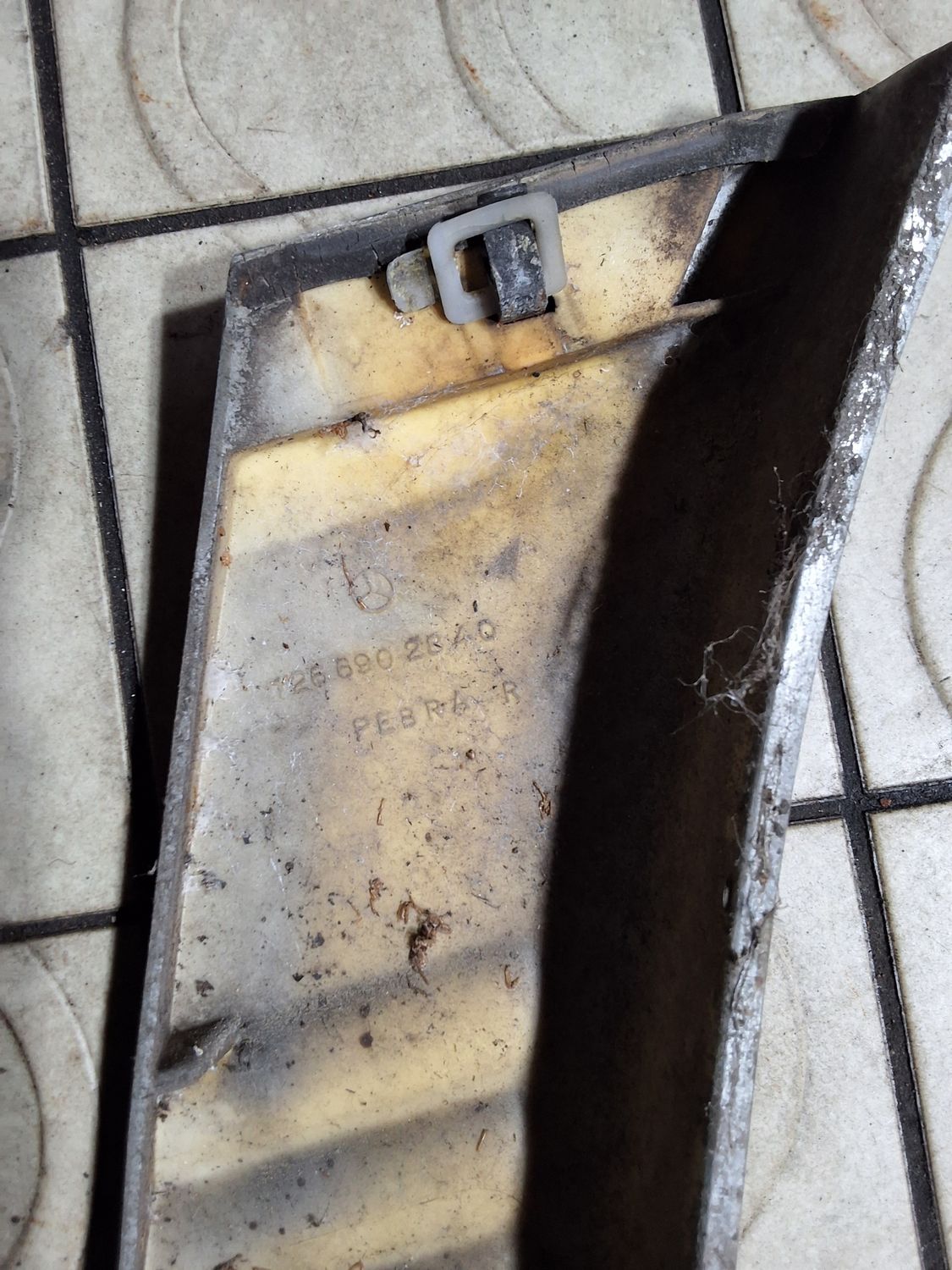 Bandeau de l aile arrière droit w126 280se 