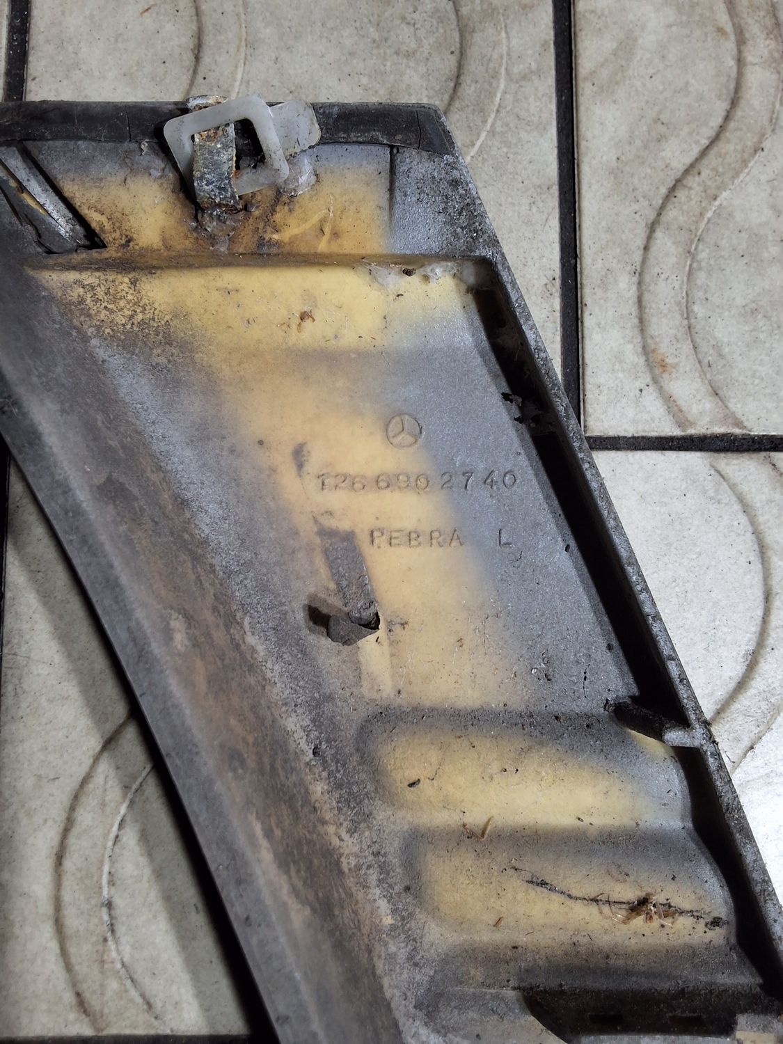 Bandeau de l aile arrière gauche w126 280se 