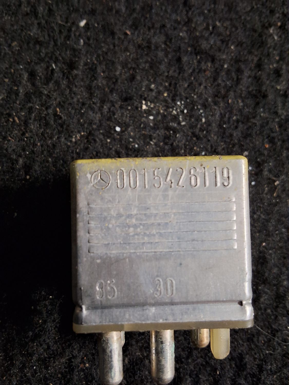 Relais 0015426119 en jaune 