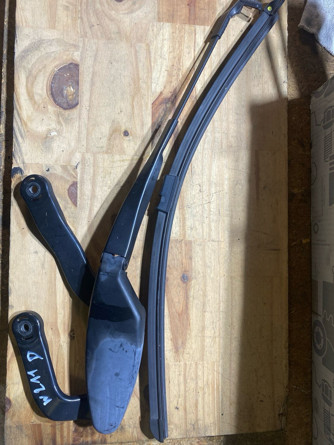 Bras d essuie glace W211 droite ( A2118200444)-n’13