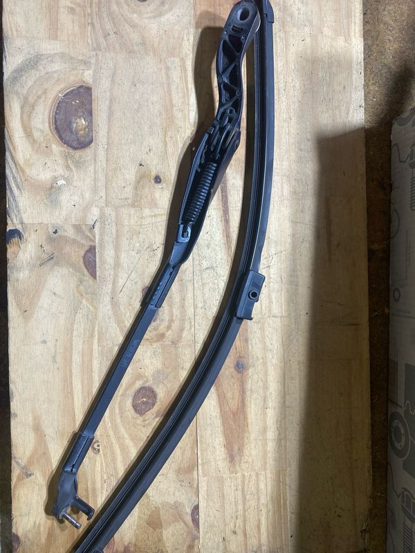 Bras d essuie glace gauche W211 (A2118200344) -n’13