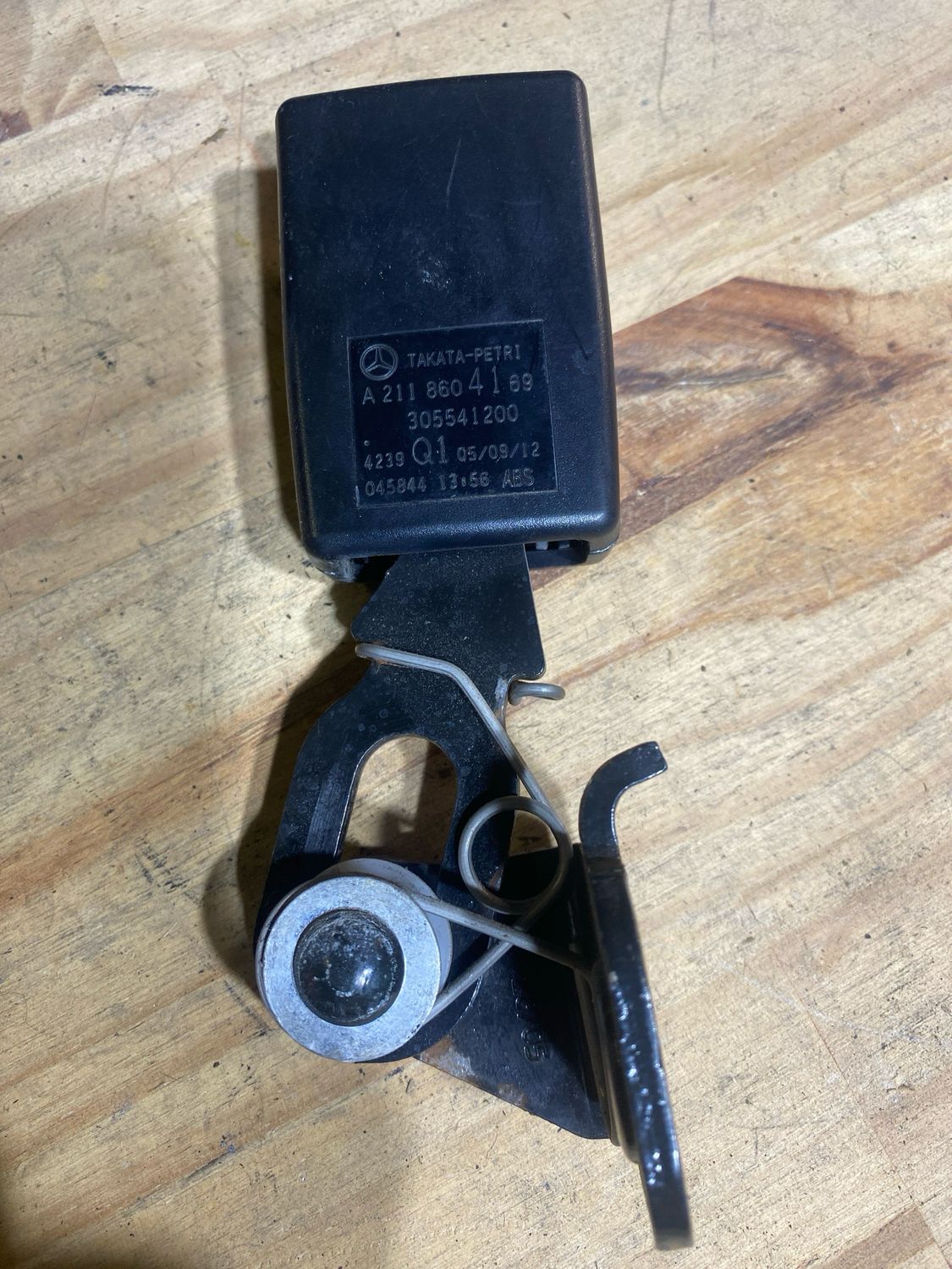 Boucle de ceinture arrière gauche w211 (A2118604169)n’18