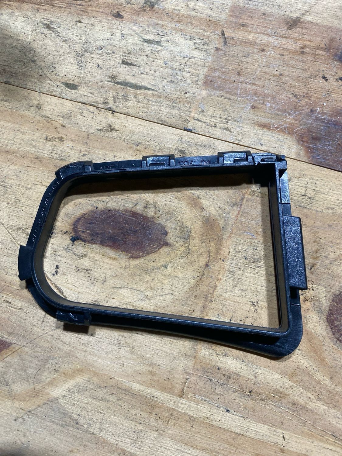 Bague garniture latérale arrière gauche de coffre w211—(A2116940194)N’23