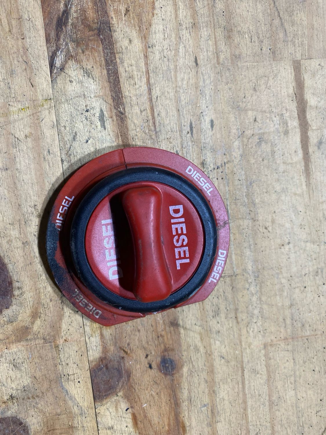 Bouchon de réservoir rouge w211 diesel (N’29 )