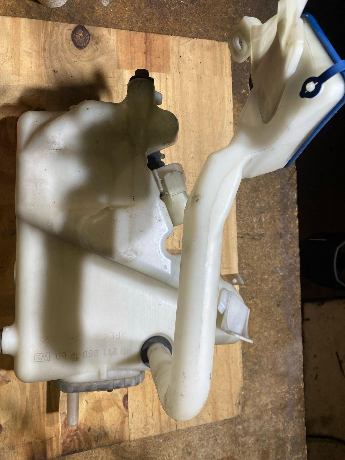 Bocal de lave glace avec le moteur w211—(A2118601360) N’33