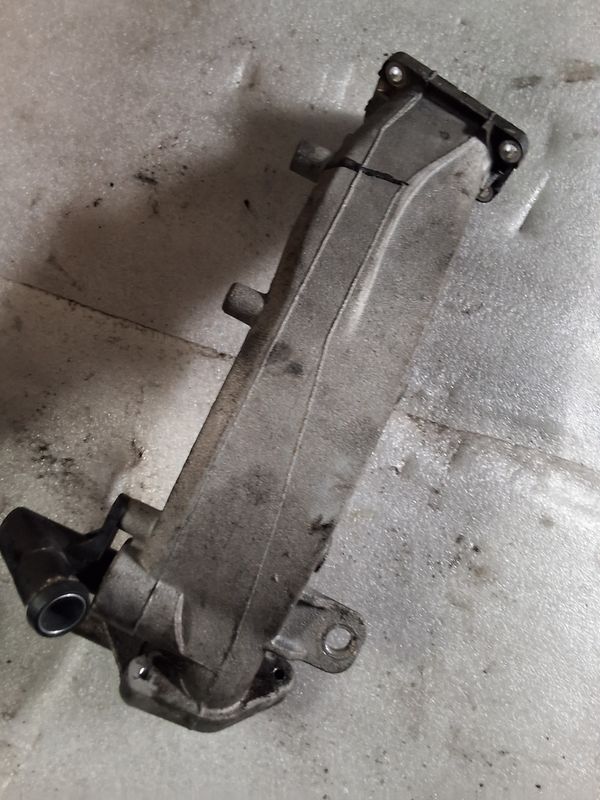 Raccord de vanne EGR A6121410104 n7