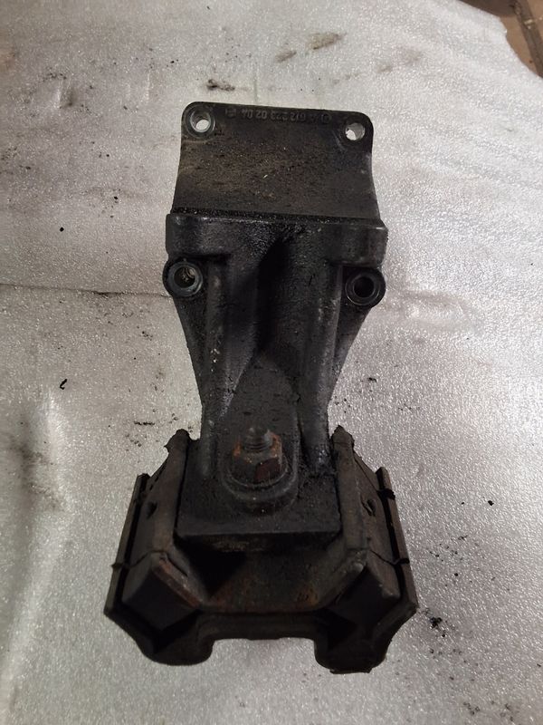 Support moteur côté gauche ML 163 n4