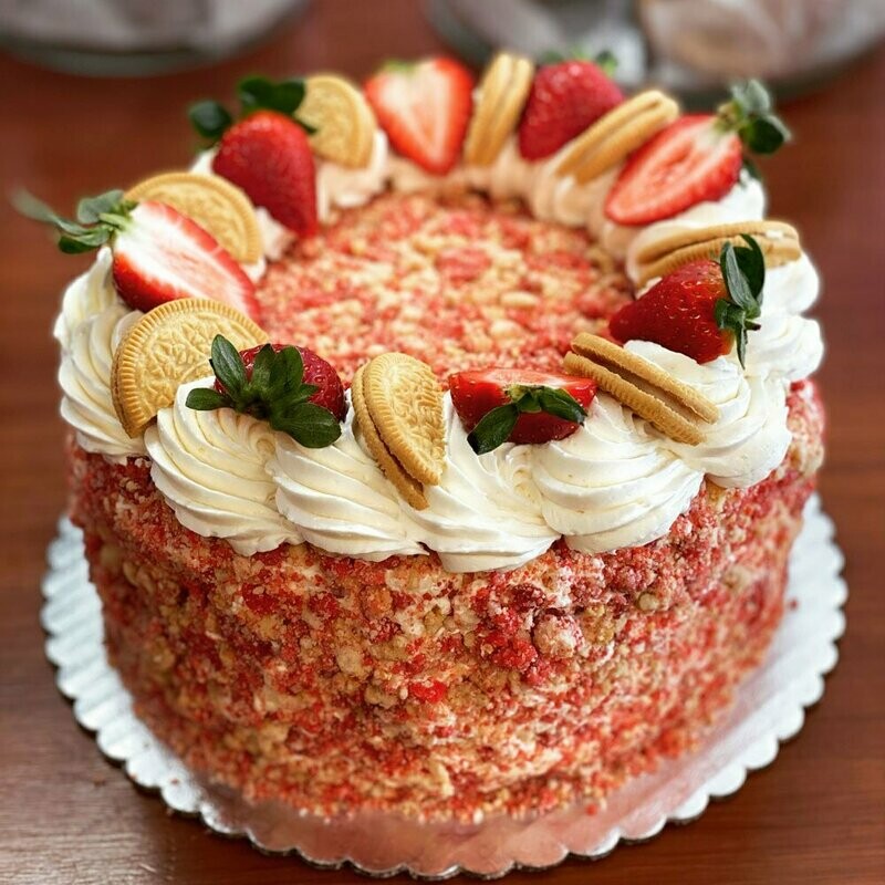 STRAWBERRY CRUNCH CAKE 2 LAYER