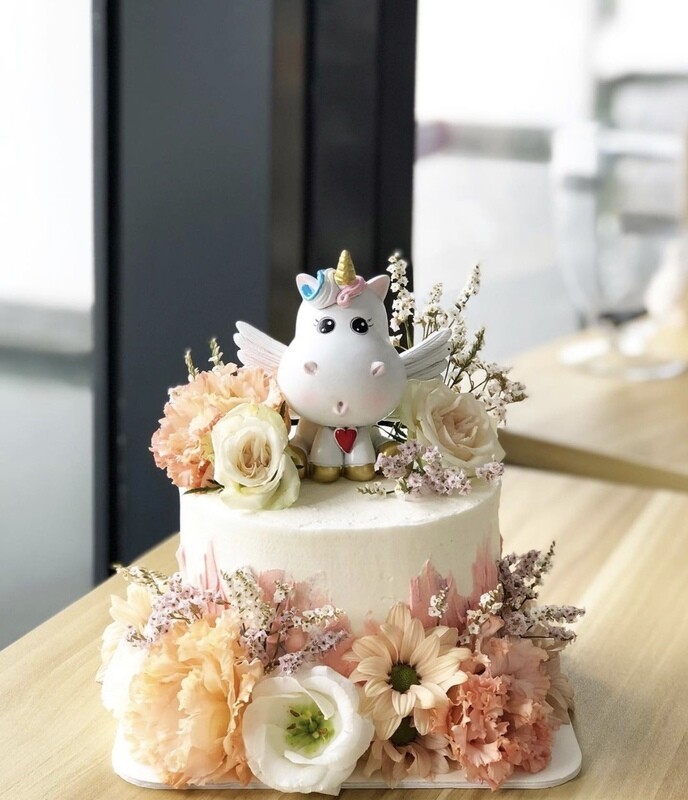 Unicorn In Mix Flower Garden Cake Unicorn In Mix Flower Garden Cake
