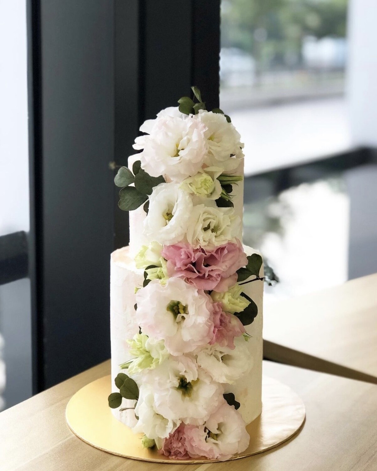 Eustoma Flow in 2 Or 3 Tiers Cake