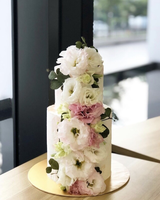 Eustoma Flow in 2 Or 3 Tiers Cake Eustoma Flow in 2 Or 3 Tiers Cake