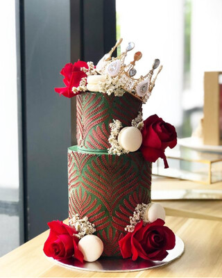 Roses and Crown (Print) in 2 Or 3 Tiers Cake