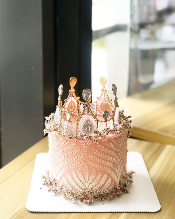 Minimalist Gold Crowning Cake