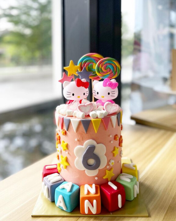 Sanrio - Hello Kitty Cake 1