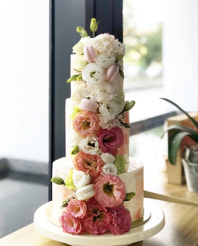 Eustoma Flow Macaron in 2 Or 3 Tiers Cake Eustoma Flow Macaron in 2 Or 3 Tiers Cake
