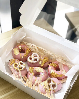 Gold Scattered Cakesicles