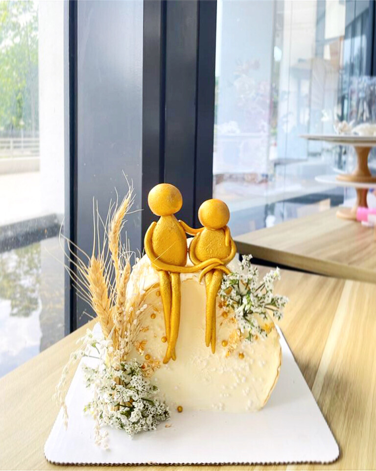 Wedding Arch Crowning Cake (with Figurine)