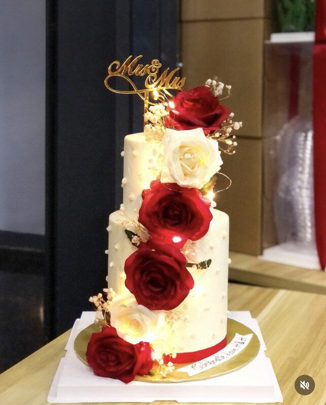 Scarlet Flow in 2 Or 3 Tiers Cake Scarlet Flow in 2 Or 3 Tiers Cake