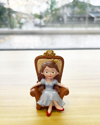 Topper - Figurine (Woman Sitting)