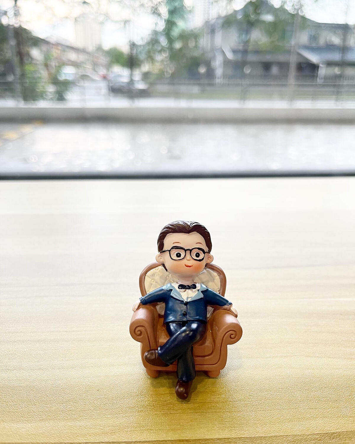 Topper - Figurine (Man Sitting)