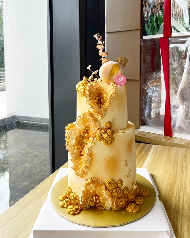 Gold Crystal in 2 Or 3 Tiers Cake Gold Crystal in 2 Or 3 Tiers Cake