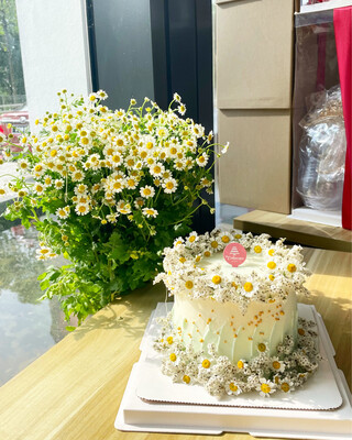 Chamomile Crowning Cake And Bouquet Set