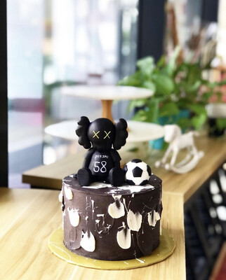 Kaws Cake 4