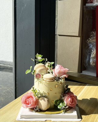 Garden Macaron Cake 1