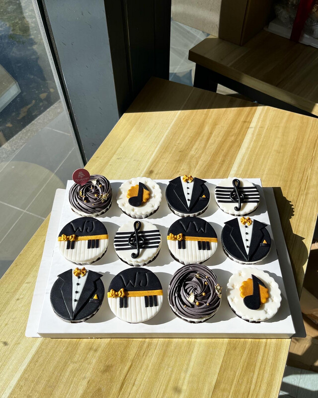 Music Cupcakes 1 Tuxedo