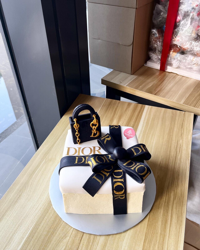 Brand - Dior Bag Cake 2 Brand - Dior Bag Cake 2