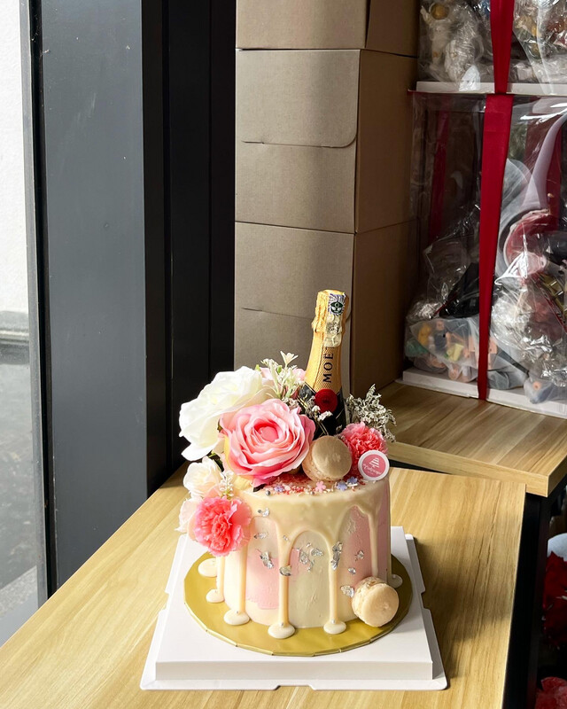 Moet Cake 2 (no alcohol) Moet Cake 2 (no alcohol)