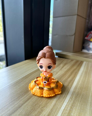 Topper - Figurine (Sitting Belle)