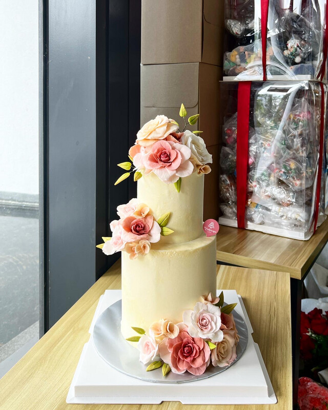 Full Fondant Flower in 2 Or 3 Tiers Cake 1 Full Fondant Flower in 2 Or 3 Tiers Cake 1