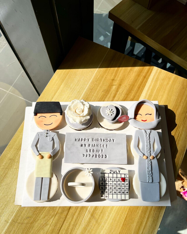 Couple Relationship Love Cupcakes - Wedding Hantaran 1