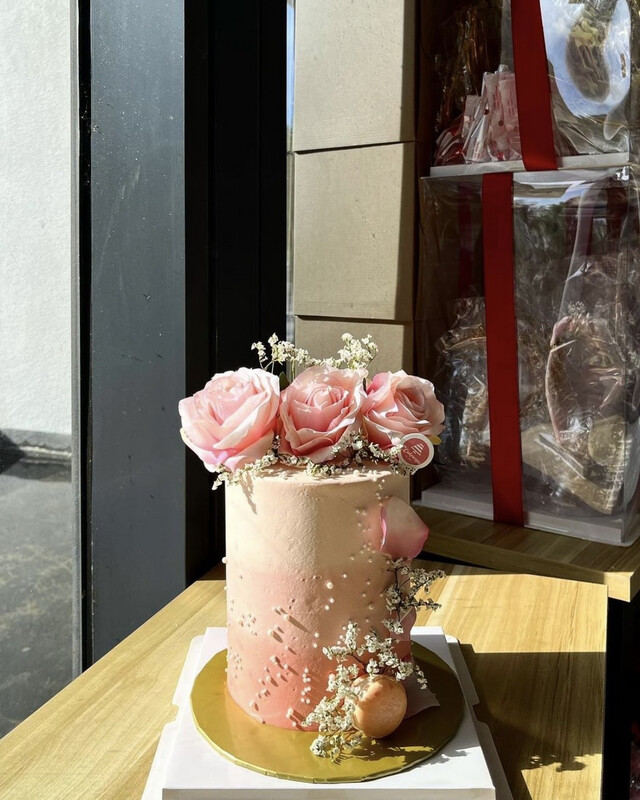 Winter Pink Cake (WhatsApp Order)